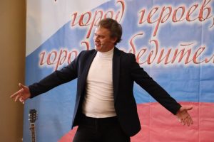 В Стаханове прошёл уникальный моноспектакль Михаила Дергилева