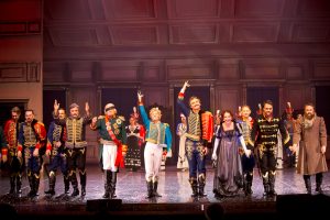 Кудрявый Ржевский и хиты под оркестр: омский театр выпустил премьеру «Гусарской баллады»