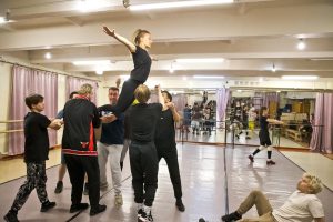 Для новой постановки по Гоголю артисты Омского музыкального театра учатся «летать»